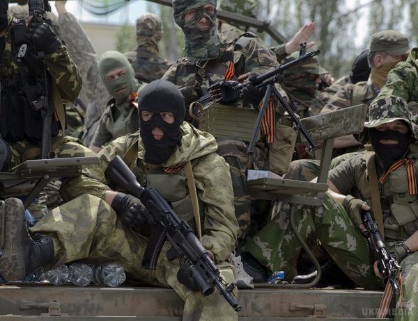 Росія хоче зробити з «ополченців ЛНР» професійну армію — джерело. Військові куратори «ополчення ЛНР» в даний момент зайняті перетворенням банд бойовиків в повноцінну бойову одиницю.