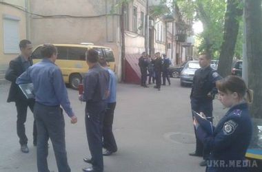 Нардеп Іллєнко заявляє, що його приймальню в Одесі намагалися підірвати, джерело в міліції говорить про петарду. За словами Іллєнка, вибух стався під офісом