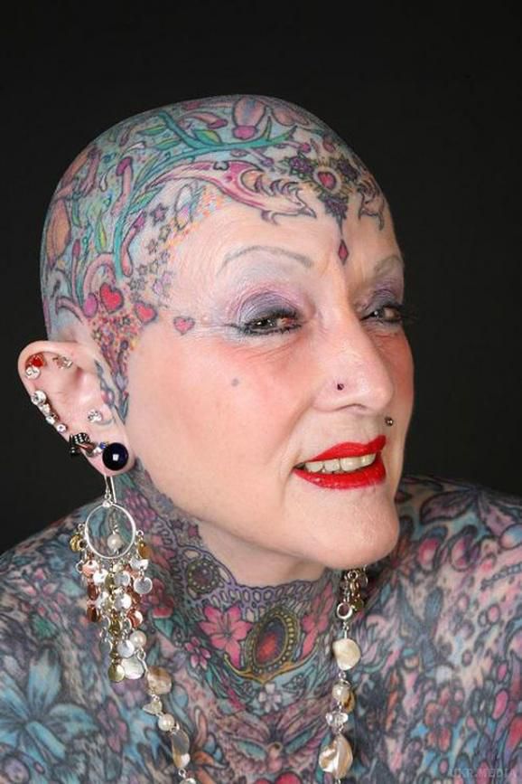 Найбільш ''татуйована в світі'' пенсіонерка- померла. Чорнильними малюнками в кількості 200 штук було вкрите 93% поверхні тіла жінки. 