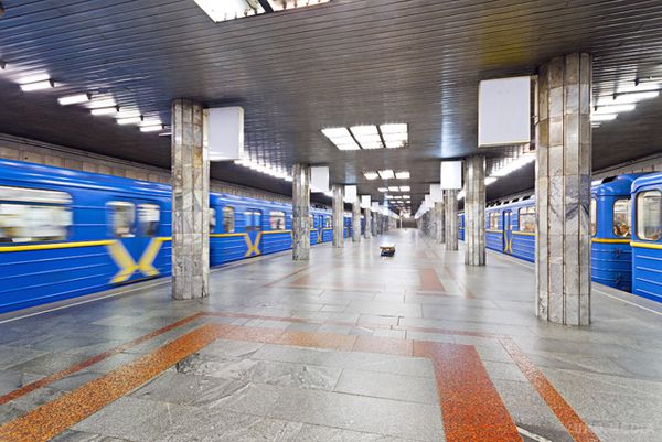 Пасажир потрапив під потяг в київському метро. Рух на гілці зупинено. На станції Петрівка Київського метрополітену чоловік потрапив під потяг.