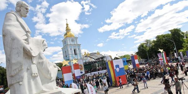 Киянам на День Європи зробили унікальний подарунок. На Михайлівській площі зібралося більше тисячі людей послухати джазовий концерт і подивитися світлове шоу.