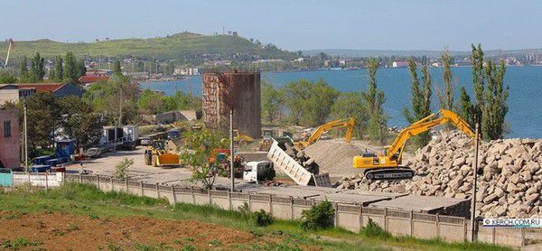  У Криму почалися роботи з будівництва мосту через Керченську протоку. "На даний момент за парканом видно важку техніку, яка привозить і вивантажують щебінь і великий граніт".