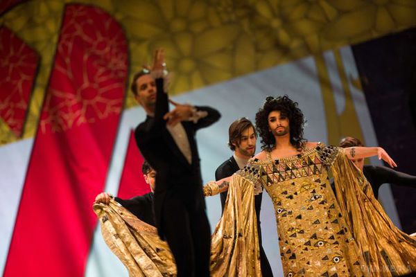 У Відні урочисто відкрили конкурс "Євробачення-2015". Увечері в неділю, 17 травня, у Відні урочисто відкрили пісенний конкурс "Євробачення-2015".
