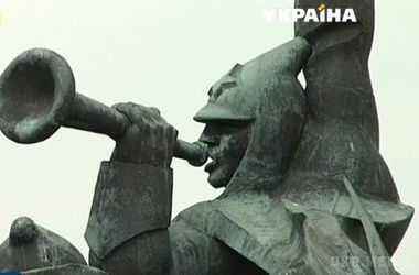На Львівщині шукачі металу вкрали коня і половину вершника-будьоновця . Подивитися на пам'ятник приїжджали навіть з-за кордону