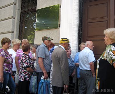 Фотофакт: в Луганську утворилися черги біля пенсійного фонду. Сьогодні, 20 травня, з самого ранку під будівлею пенсійного фонду Артемівського району міста Луганська відзначається велике скупчення людей.