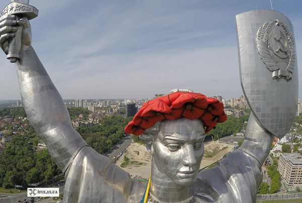Подивися на символи радянської епохи з висоти. З висоти самі примітні об'єкти радянського минулого в Києві, які можуть піти на злам або перебувають під загрозою - адже багато пунктів закону про декомунізацію вимагають додаткових трактувань.