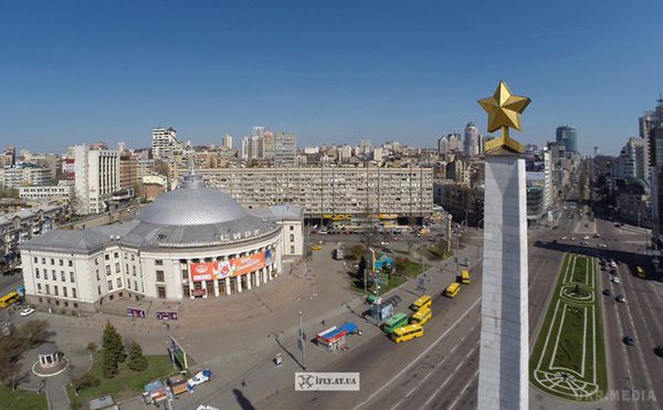 Подивися на символи радянської епохи з висоти. З висоти самі примітні об'єкти радянського минулого в Києві, які можуть піти на злам або перебувають під загрозою - адже багато пунктів закону про декомунізацію вимагають додаткових трактувань.