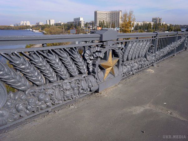 Подивися на символи радянської епохи з висоти. З висоти самі примітні об'єкти радянського минулого в Києві, які можуть піти на злам або перебувають під загрозою - адже багато пунктів закону про декомунізацію вимагають додаткових трактувань.