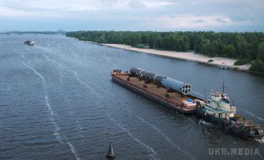 Боротьба за Дніпро. Хто лобіює річкову реформу. Мінінфраструкутри готує законопроект, який в рази збільшить завантаження Дніпра. Але учасники ринку вже знайшли "інтерес олігарха".