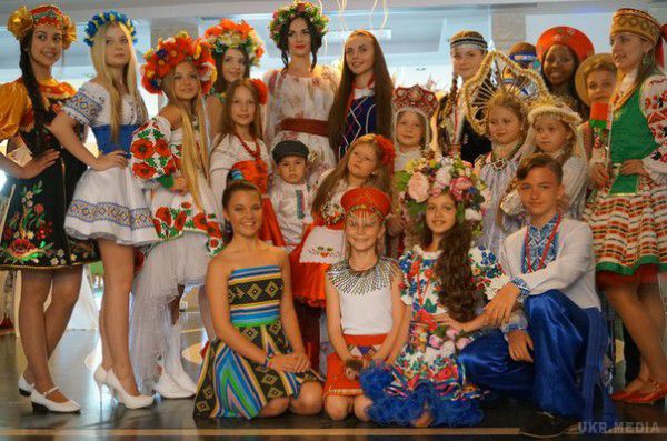 Дівчинка з Луцька виявилася найкращою в світі і перемогла у конкурсі ''Міні-міс світу'' (фото). 10-річна дівчинка з Луцька виявилася найкращою в світі. В конкурсі ''Малий містеру світу'' українці теж не пасли задніх.