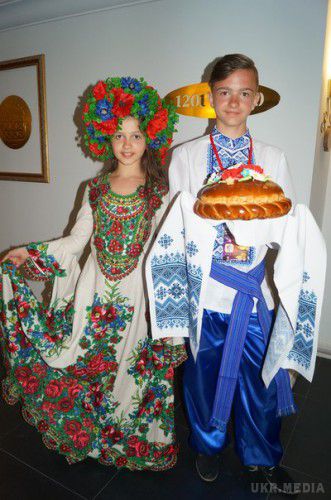 Дівчинка з Луцька виявилася найкращою в світі і перемогла у конкурсі ''Міні-міс світу'' (фото). 10-річна дівчинка з Луцька виявилася найкращою в світі. В конкурсі ''Малий містеру світу'' українці теж не пасли задніх.