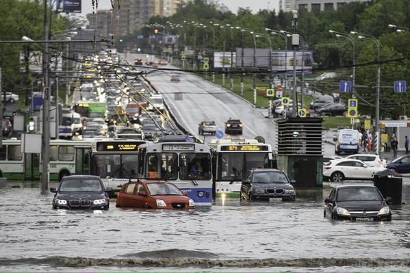 Що за кара? Одна частина Москви горіла, іншу залило дощем. У Москві вже який день не припиняються зливи.