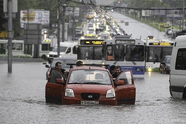 Що за кара? Одна частина Москви горіла, іншу залило дощем. У Москві вже який день не припиняються зливи.