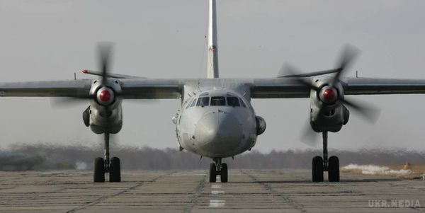 Волонтери відремонтували і передали військовим літак АН-26. Українські волонтери відремонтували і передали військовим льотчикам літак АН-26, який 12 років пролежав розібраний на складі.