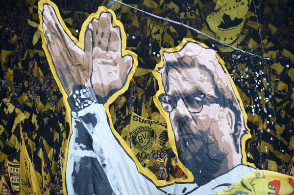Фанати "Боруссії" влаштували яскраві проводи своєму тренеру (фото). Барвистий перформанс уболівальників дортмундського клубу перед матчем останнього туру чемпіонату Німеччини