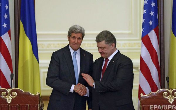 Порошенко і Керрі вказали РФ на основну умову врегулювання ситуації в Донбасі. Сторони підкреслили важливість відновлення повного контролю над українсько-російським кордоном