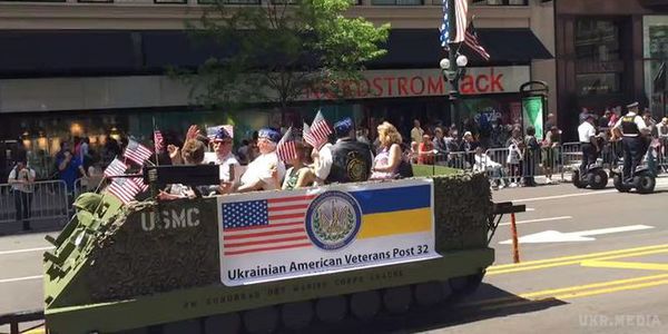 Українці взяли участь у військовому параді в США. Україно-Американські Ветерани пройшли по одній з головних вулиць центру Чикаго, попереду несли український та американський прапори.