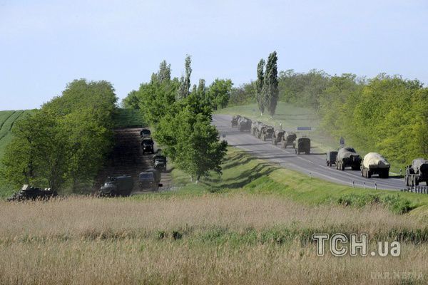 Буде наступ? Опубліковані фото військової колони, яка рушила з РФ на український кордон. Машини їхали без знаків, а потім взагалі звернули з шосе.