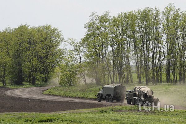 Буде наступ? Опубліковані фото військової колони, яка рушила з РФ на український кордон. Машини їхали без знаків, а потім взагалі звернули з шосе.