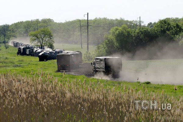 Буде наступ? Опубліковані фото військової колони, яка рушила з РФ на український кордон. Машини їхали без знаків, а потім взагалі звернули з шосе.