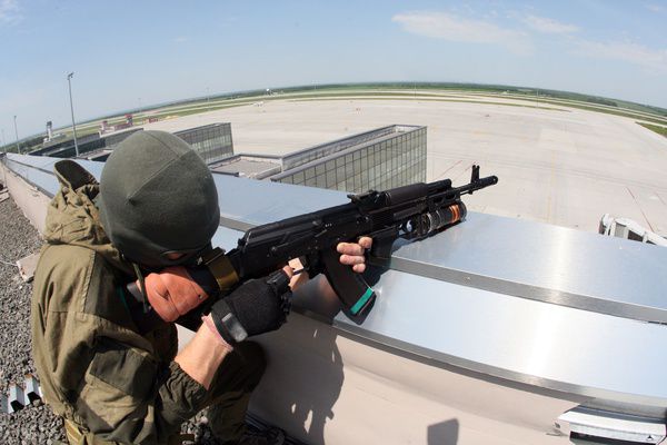  Як захоплювали аеропорт? 26 травня в Донецьк прийшла війна.(фото). У ніч на 26 травня кілька десятків людей у камуфляжній формі зі зброєю вночі проникли в новий термінал аеропорту