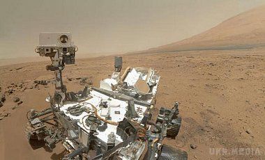 Нове панорамне фото поверхні Марса опубліковало НАСА. Ровер Curiosity піднявся на пагорб і сфотографував місцевість, щоб фахівці на Землі змогли визначити майбутній маршрут по поверхні Марса