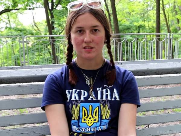 Луганська активістка розповіла про патріотичне підпілля (відео). Настя — луганська активістка, яка до кінця червня 2014 року продовжувала вести підпільну боротьбу «за уми» в захопленому бойовиками Луганську.