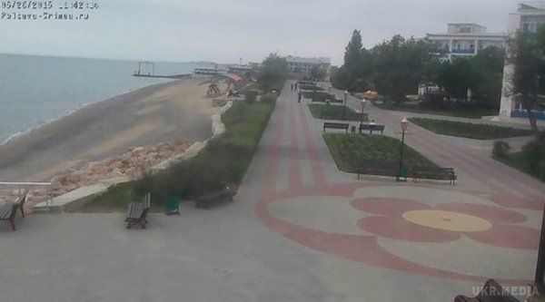 Як виглядають пляжі у Криму -стартував курортний сезон(фото). Нечисленні відпочивальники -- це, в основному, жителі Криму.