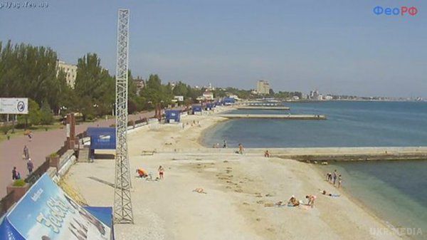 Як виглядають пляжі у Криму -стартував курортний сезон(фото). Нечисленні відпочивальники -- це, в основному, жителі Криму.