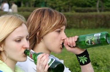 Українські підлітки курять, п'ють і скаржаться на здоров'я – ЮНІСЕФ. Чверть підлітків від 13 до 17 років регулярно вживають алкоголь
