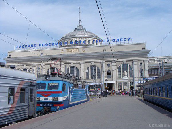 На одеському вокзалі пісню "Біля Чорного моря" хотіли замінити на "Моя Україна". Після невдоволення одеситів, звичний репертуар повернули.