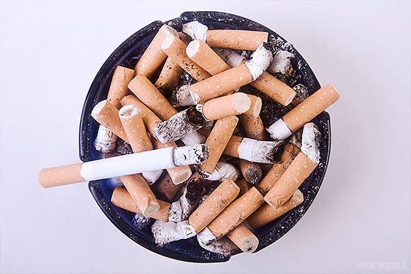  Батьки що палять, прирікають дітей на злидні. Учені з Великобританії знайшли взаємозв'язок між курінням батьків і бідністю їх дітей. Споживання тютюну є дорогою звичкою, яка збідняє  мільйони людей по всьому світу, що в підсумку позначається на молодому поколінні.