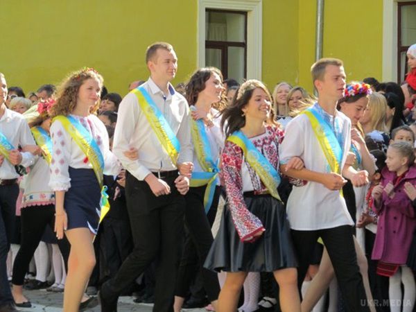 Останній дзвоник-2015 в Україні має новий тренд. З дощем зустріли багато українських шкіл день останнього дзвоника.