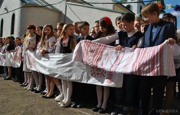 Останній дзвоник-2015 в Україні має новий тренд. З дощем зустріли багато українських шкіл день останнього дзвоника.