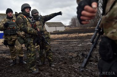 Українських військових атакувала група диверсантів. Ніч на Донбасі пройшла неспокійно