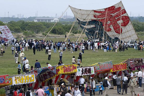 В Японії 700-кілограмовий повітряний змій впав на натовп людей. В Японії чотири людини постраждали через падіння 700-кілограмового повітряного змія в натовп людей.
