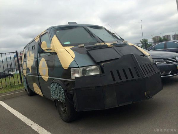Репер Ларсон (Сергій Ларькін) зібрався в зону АТО на особистому "Тигрі"(фото). Про це на своїй сторінці у "Фейсбуці" написав журналіст Роман Бочкала.