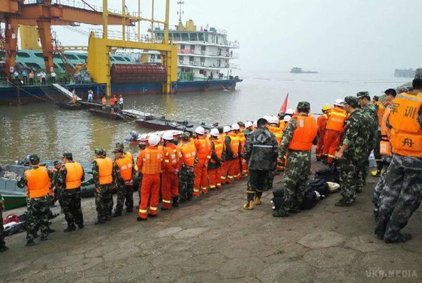  На річці Янцзи у Китаї затонув теплохід з більше чим 450 пасажирами. У понеділок ввечері, 1 червня, на річці Янцзи в Китаї зазнав аварії теплохід, на борту якого було понад 450 осіб. 