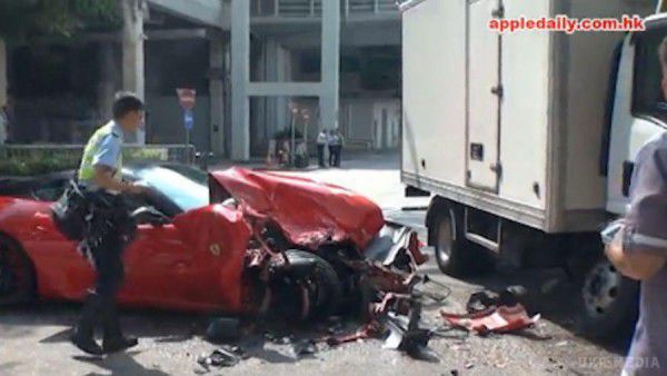 Фото аварії суперкара Ferrari 599 GTB, що розбився в Гонконзі (фото). Водій отримав незначні травми