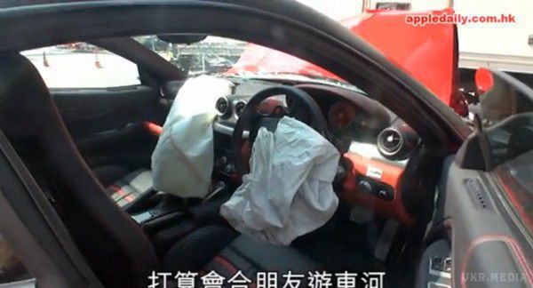 Фото аварії суперкара Ferrari 599 GTB, що розбився в Гонконзі (фото). Водій отримав незначні травми