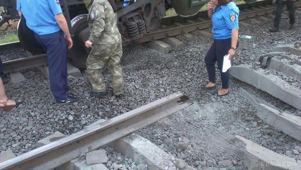 Вибух під Одесою. Поїзд зійшов з рейок (ФОТО). В Одеській області на перегоні Дачна - Вигода 4 червня в 1:11 три вагони вантажного потяга зійшли з рейок після вибуху на залізниці.
