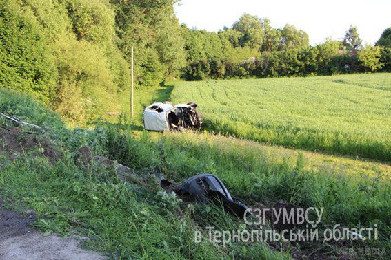 Смертельна ДТП: 28-річний хлопець влетів у дорожній відбійник. У Тернопільській області, на 113-му кілометрі автодороги Львів-Тернопіль, розбився водій "Сітроен-Берлінго"