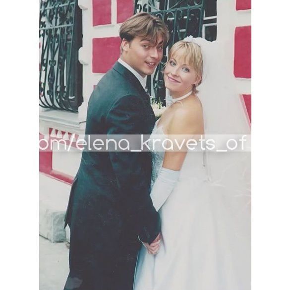 У мережу потрапило раритетне фото з весілля актриси "Кварталу 95" Олени Кравець (фото). Олена та її чоловік Сергій познайомилися в команді КВН
