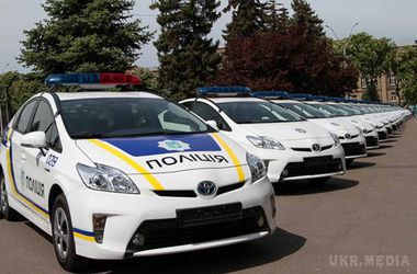 Японія передала Україні 1,5 тисячі новеньких Toyota Prius для патрульних поліцейських. Їздити на японських гібридних автомобілях будуть правоохоронці по всій країні