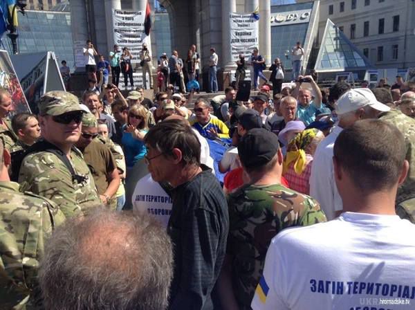 На Майдані невідомі розбили намети і вимагають звіту Порошенко (фото). Демонстранти не вимагають зміни чинної влади, однак хочуть, щоб президент "змінився", а регіонали сиділи у в'язниці