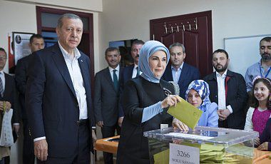Вибори в Туреччині: Партія Ердогана втратила більшість у Меджлісі. Партія президента Ердогана за даними підрахунку 95 % голосів отримує 261 з 550 місць у парламенті, що недостатньо для формування уряду