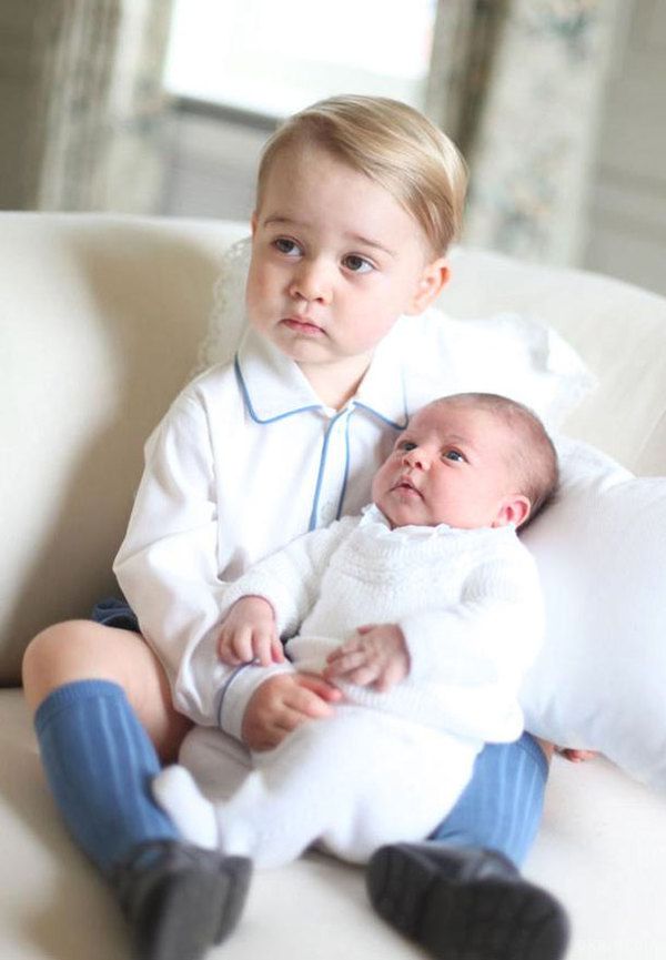 З'явилися перші знімки принцеси Шарлотти. На своїх сторінках у соціальних мережах Кенсінгтонський палац опублікував серію фотографій, на яких принцесу Шарлотту тримає її старший брат принц Джордж. Він сидить на білому дивані і обіймає сестричку.