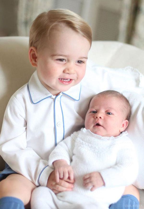 З'явилися перші знімки принцеси Шарлотти. На своїх сторінках у соціальних мережах Кенсінгтонський палац опублікував серію фотографій, на яких принцесу Шарлотту тримає її старший брат принц Джордж. Він сидить на білому дивані і обіймає сестричку.