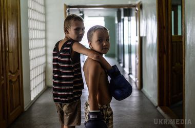 На Донбасі живуть мінімум 6 тисяч покинутих малюків. Нічийні діти - діти війни