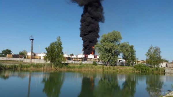 Страшна  пожежа на нафтобазі під Києвом набирає обертів: вогнем охоплено 8 резервуарів з пальним. Пожежа на нафтобазі під Києвом, у результаті якого загинула людина, триває.